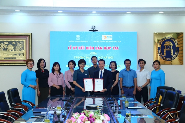 KÝ KẾT BIÊN BẢN GHI NHỚ HỢP TÁC GIỮA HIỆP HỘI THƯƠNG MẠI ĐIỆN VIỆT NAM (VECOM) VÀ TRƯỜNG ĐẠI HỌC MỞ HÀ NỘI (HOU).