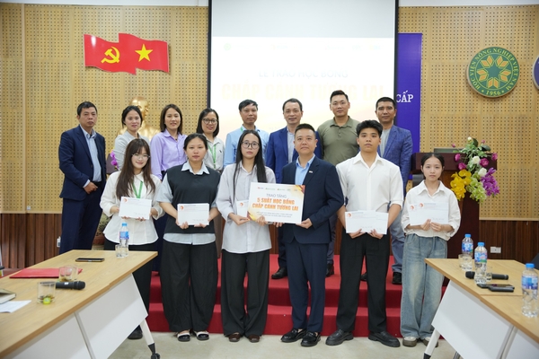 VECOM trao học bổng cho sinh viên Học viện Nông nghiệp Việt Nam