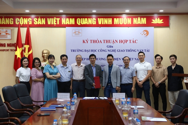 Lễ ký kết thoả thuận hợp tác  VECOM_UTT