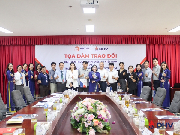 Đào tạo gắn với thực tiễn của Trường Đại học Hùng Vương Tp. Hồ Chí Minh