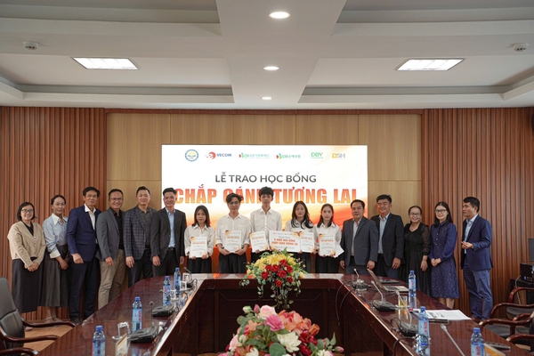 VECOM trao học bổng cho sinh viên Trường Đại học Kinh tế Huế