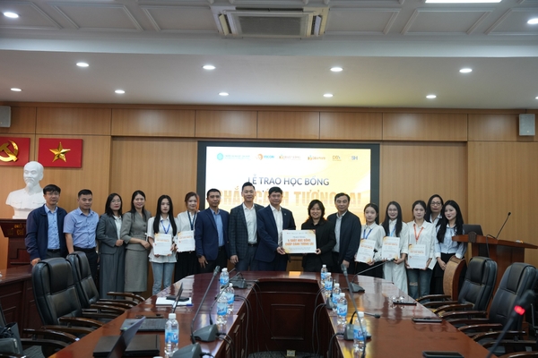 VECOM trao học bổng cho sinh viên Trường Đại học Mỏ - Địa chất