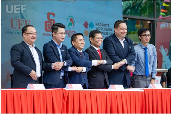 Lễ ký kết hợp tác giữa VECOM và UEF tại “Ngày hội việc làm – UEF Job Fair 2022”