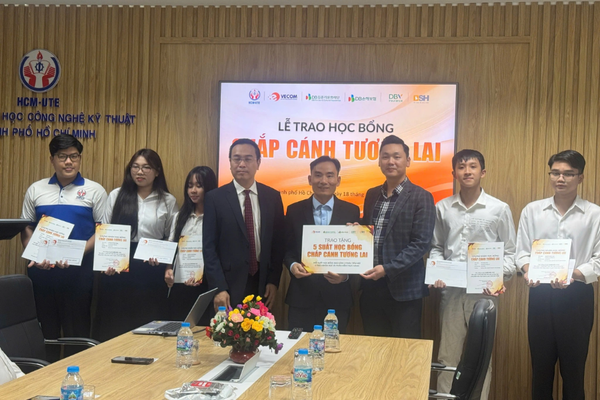 VECOM trao học bổng cho sinh viên Trường Đại học Công nghệ Kỹ thuật TP. HCM
