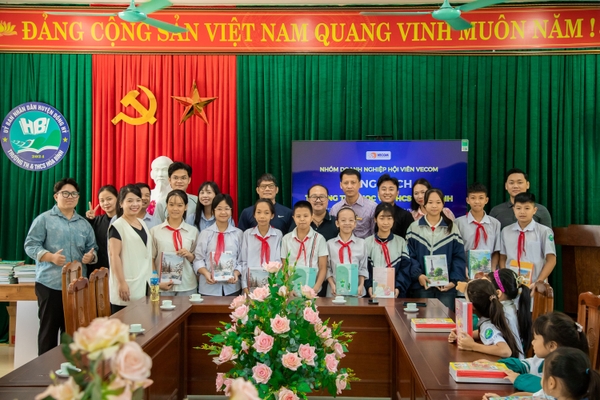 Hiệp hội Thương mại điện tử Việt Nam tặng sách tại Trường TH&THCS Hòa Bình