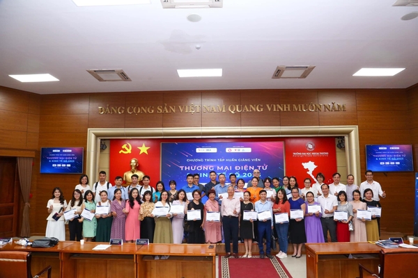 Tổng kết chương trình “Tập huấn giảng viên Thương mại điện tử và Kinh tế số năm 2023”