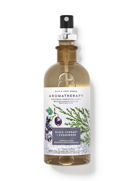 BATH & BODY WORKS - AROMATHERAPY BLACK CURRANT + CEDARWOOD (XỊT GỐI GỖ TUYỆT TÙNG,TRÁI LÝ CHUA ĐEN 156ml)