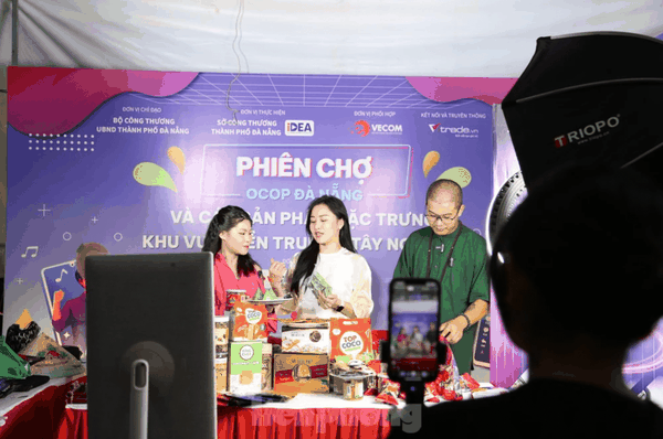 Da Nang trains small traders to livestream sales, 'rescuing' traditional markets