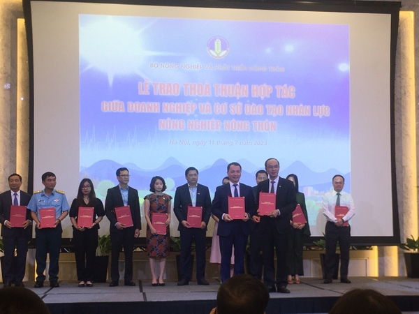 Agreement Ceremony between VECOM and Thuy Loi University in 