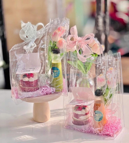 Set trà sữa kèm hoa tulip và thiệp