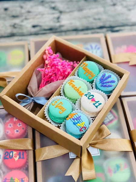 Set macaroon và hoa