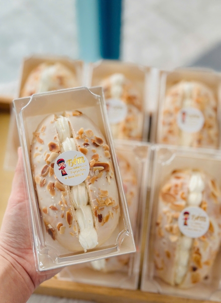 Bánh mì kem hạnh nhân