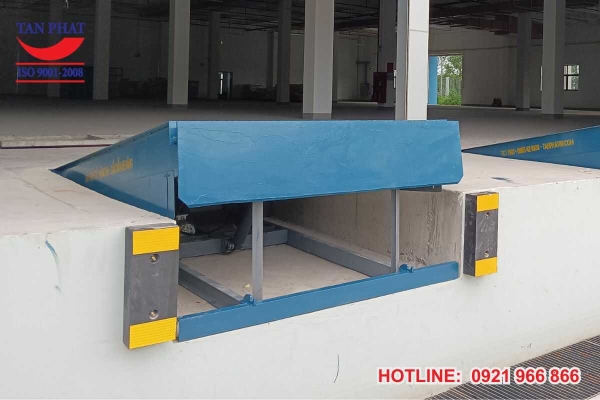 dock-leveler-2500x1800mm-san-nang-ha-thuy-luc