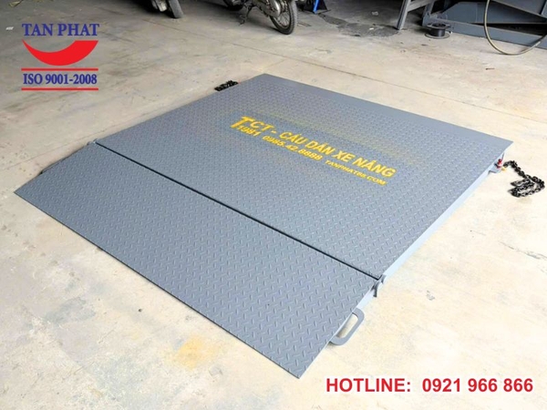 doc-dan-xe-nang-len-container