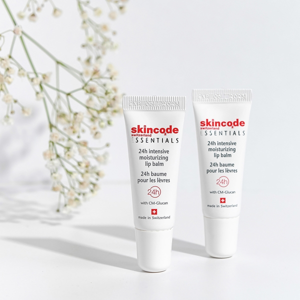 SKINCODE ESSENTIALS 24H INTENSIVE MOISTURIZING LIP BALM / SON DƯỠNG ẨM VÀ CHĂM SÓC MÔI (dành cho môi sau phun xăm)