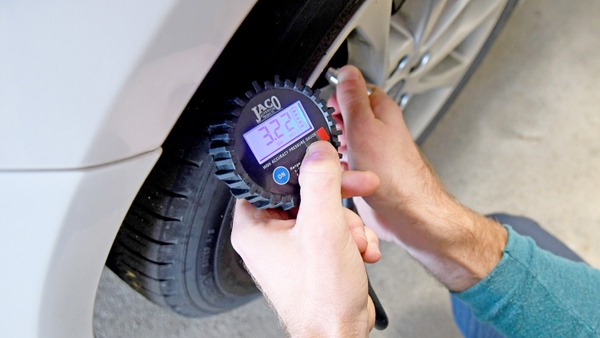Áp suất lốp ô tô bị thiếu hơi có thể gây hư hại đến lốp không?