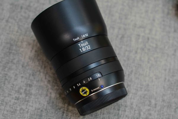 used-lens-zeiss-touit-32mm-f-1-8-for-fujifilm-x-mount