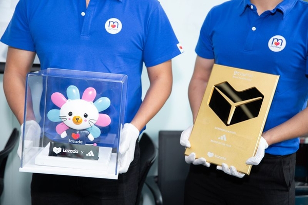 Bảng vinh danh vàng Lazada trên tay Unilever