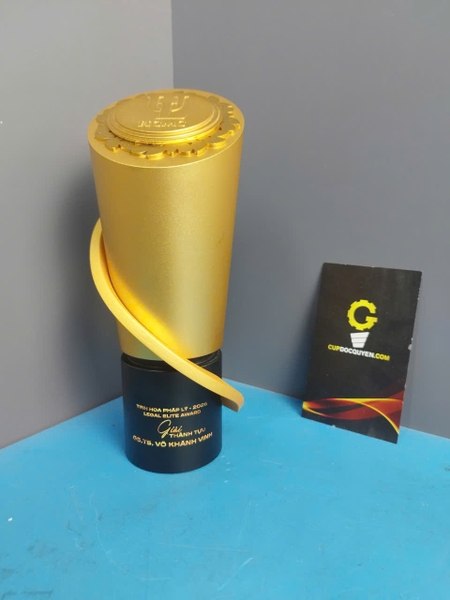 Cup-vinh-danh-nha-giao