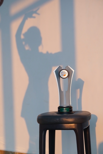 Cúp kim loại vô địch Champion đa tầng cánh