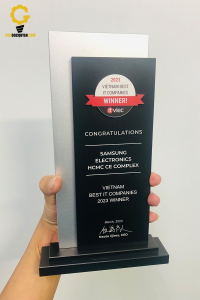 Cúp vinh danh Best IT companies 2023 - ITviec - Cúp độc quyền