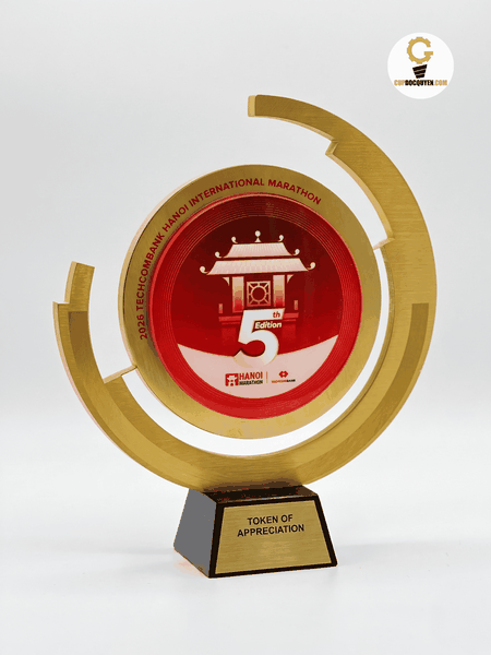 Cúp vinh danh giải Marathon Techcombank