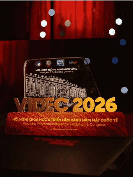 Cúp vinh danh hội nghị cao cấp 2026