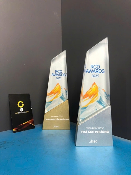 Cúp khen thưởng nhân sự xuất sắc