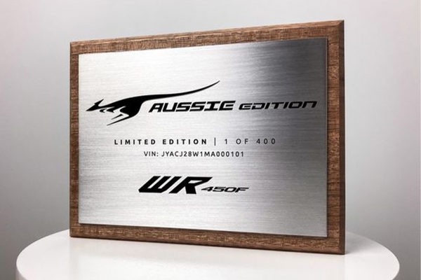 Bảng vinh danh hợp kim trên nền gỗ tự nhiên