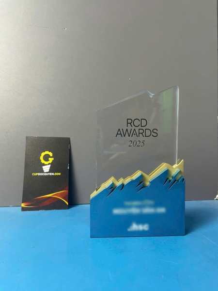 Cúp đa chất liệu (kim loại kết hợp với pha lê)