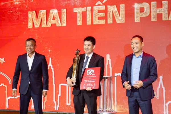 Cúp Độc Bản: Kim loại mạ vàng 24k