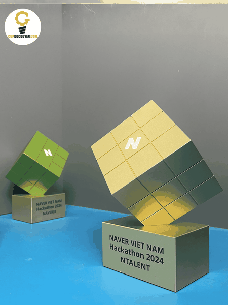 Cúp độc lạ hình lập phương