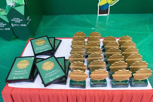 Cúp vinh danh kim loại Grabfood