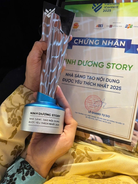 Cúp kim loại trao giải iContent Awards 2025