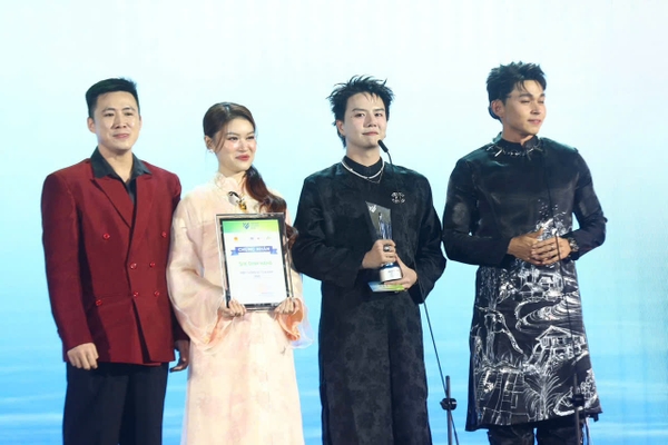 Cúp kim loại trao giải iContent Awards 2025