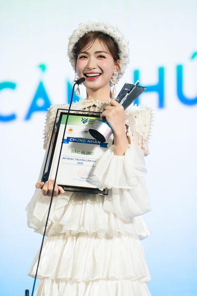 Cúp kim loại trao giải iContent Awards 2025