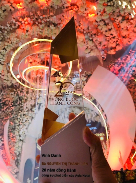 Cúp pha lê kết hợp hợp kim sang trọng