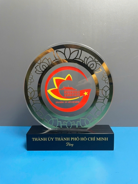 Cup-pha-le-ket-hop-kim-loai