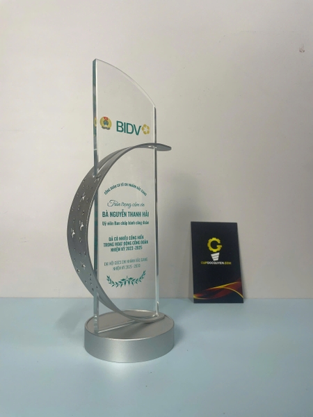 Cúp tặng nhân viên xuất sắc