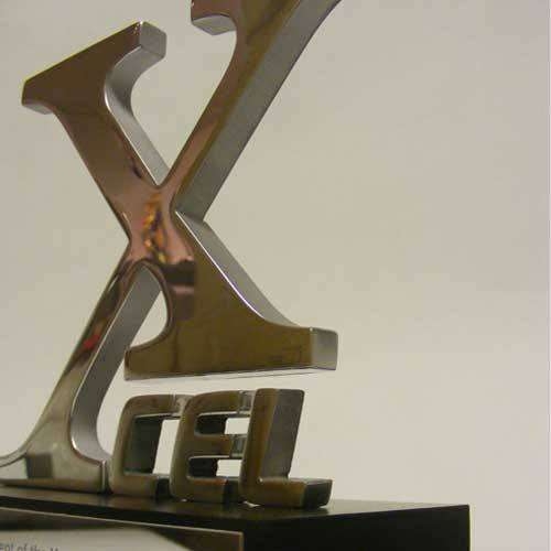 Cúp trao giải logo chữ X