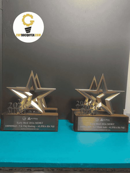 Cúp vinh danh nhân viên