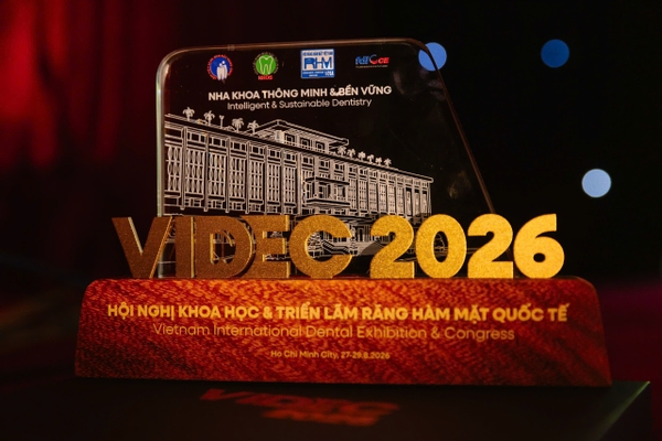 Cúp vinh danh hội nghị cao cấp 2026