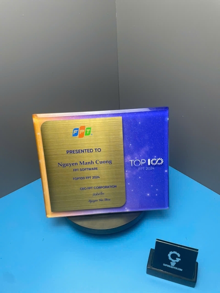 Cúp vinh danh nhân viên xuất sắc