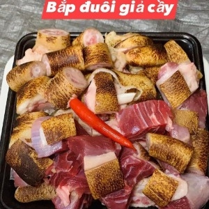 Bắp và Đuôi Giả Cầy Ngon Sét To 1Kg (Kèm gia vị ướp đầy đủ) - ジャ.カイ/味付け豚肉(スネ.テールセット)