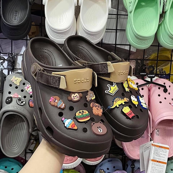 Crocs Quai Xé - Nâu Tee Shop