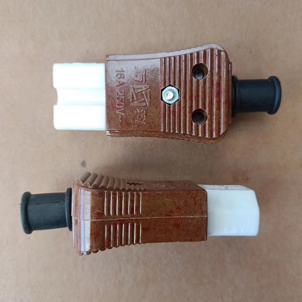 Phích Cắm Gốm Sứ 3 Lỗ 220VA 13A