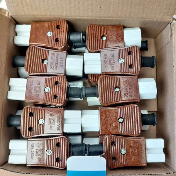 Phích Cắm Gốm Sứ 3 Lỗ 220VA 13A