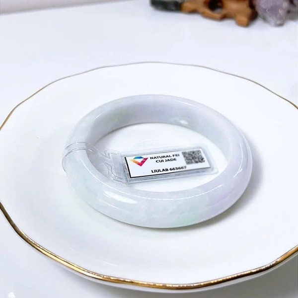 Vòng phỉ thúy type A bạch ngọc phớt tím điểm xanh lý gân trắng ni52-56 (Kèm kđ)