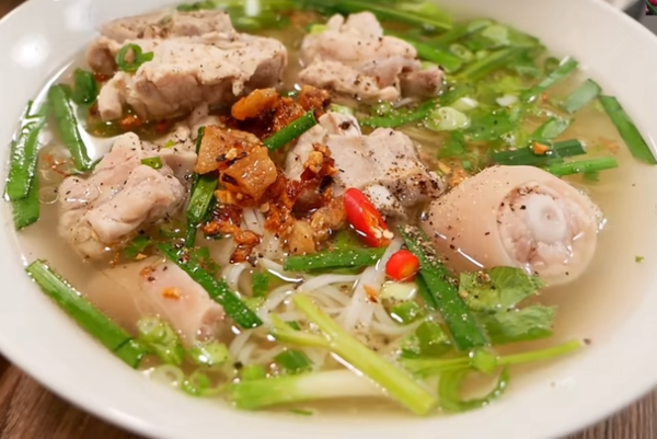 Cách nấu hủ tiếu xương sườn heo, nước lèo hủ tiếu ngon chuẩn vị người Hoa