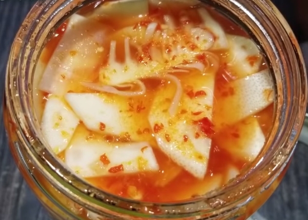 Bước đầu tiên trong cách làm măng ớt chua cay là gì và có thể thực hiện như thế nào? 

